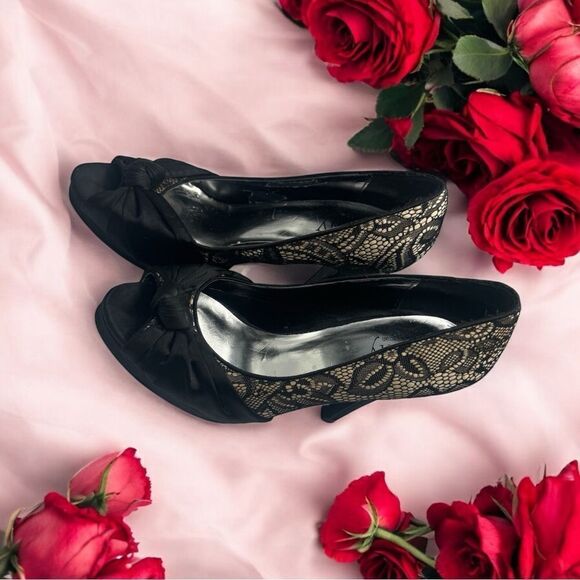Cathy Jean Black Stilettos, High Heels with Bow & Lacey Accents l 6.5 l VGUC - Picture 9 of 13